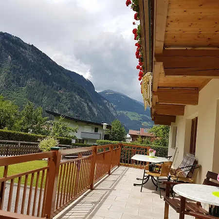 Haus Groeblacher Oda ve Kahvaltı Mayrhofen